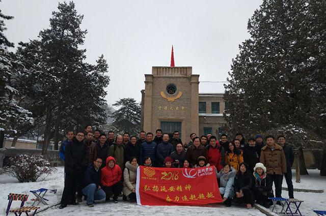 1515765203535315.jpg 延安中央大礼堂合影(微文).jpg